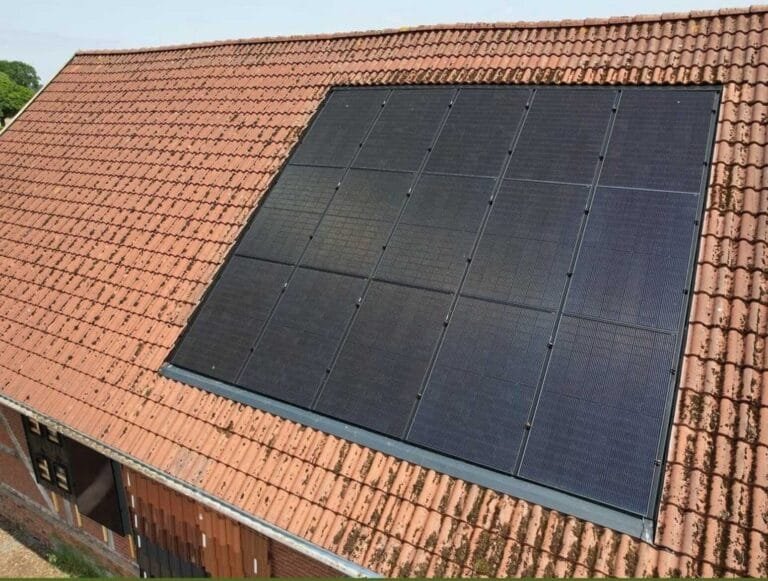 Panouri fotovoltaice negre pe acoperis din tigla al unei case