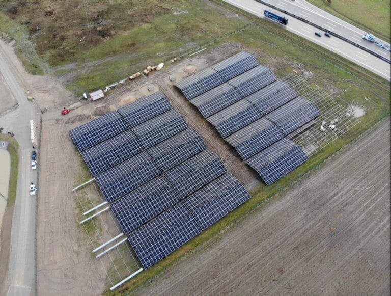 Vedere aeriana a unui parc de panouri fotovoltaice montat la sol