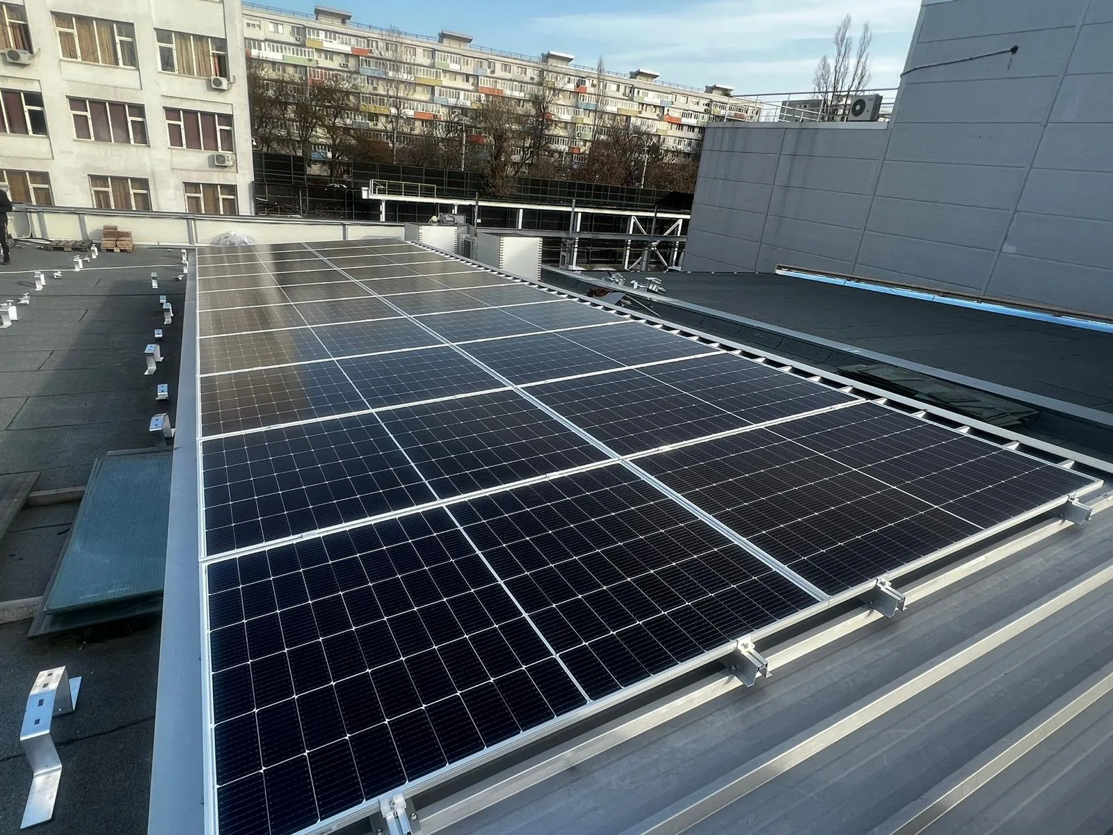 Panouri solare montate pe un acoperis rezidential in Brasov