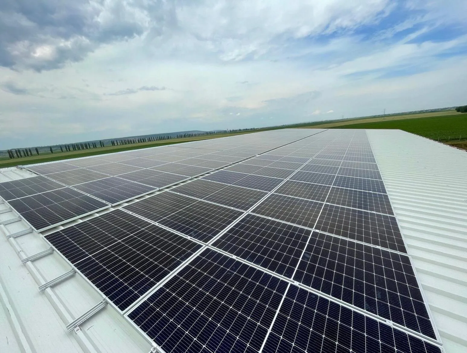 Sistem de panouri solare montat de Connect Sun pe un acoperis in Brasov