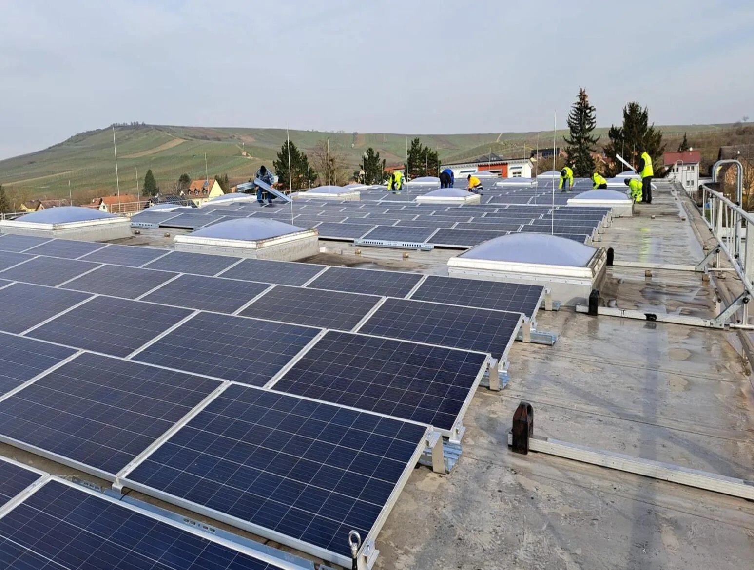 Echipa Connect Sun monteaza panouri fotovoltaice pe un acoperis in Brasov